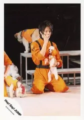 【中古】生写真(ジャニーズ) Hey! Say! JUMP/岡本圭人/ライブフォト・全身・座り・衣装オレンジ黒・右手口元・左手犬/公式生写真