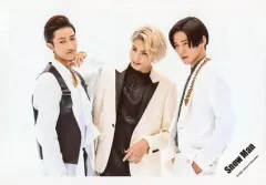 【中古】生写真(ジャニーズ) Snow Man/岩本照・ラウール・目黒蓮/横型・膝上・衣装白・黒・岩本左手顎・目黒左手ポケット・背景白/シングル「D.D. / Imitation Rain」MV＆ジャケ写オフショット/公式生写真