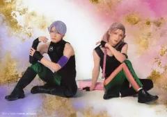 【中古】生写真(男性) 山崎晶吾(五月雨江)・永田聖一朗(村雲江)/ライブver.・2Lサイズ・キャラクターショット・「ミュージカル『刀剣乱舞』 -東京心覚-」/CD「刀剣男士 formation of 心覚『問わず語り/焔』」五月雨江・村雲江メインジャケット