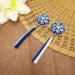 八重菊結びのタッセルピアス・イヤリング（紺・ネイビー×白・ホワイト） 和風 中華風 チャイナ 中国結び 飾り結び 紐