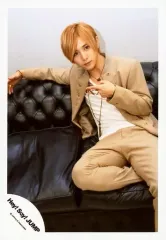 【中古】生写真(ジャニーズ) Hey! Say! JUMP/山田涼介/膝上・座り・衣装ベージュ・白・左手指差し・右足曲げ・ソファ黒・背景白/アルバム「DEAR.」ジャケ写撮影オフショット/公式生写真