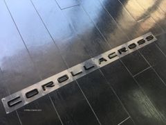 トヨタ カローラクロス 海外仕様 トヨタ純正アクセサリー フロントエンブレム COROLLA CROSS (ピアノブラック)