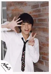 【中古】生写真(ジャニーズ) NEWS/手越祐也/上半身・シャツ白・ネクタイ黒・左手ピース・右手パー・背景レンガ・口開け/公式生写真