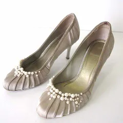 ストロベリーフィールズ STRAWBERRY-FIELDS パンプス ハイヒール サテン プリーツ パール装飾 24.0cm グレーベージュ くつ 靴 シューズ