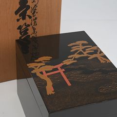 田崎昭一郎/藤島博文 輪島塗 かなとつる蒔絵 色紙筥 共箱 稲忠漆芸堂謹製 田崎昭一郎/藤島博文 輪島塗 かなとつる蒔絵 色紙筥 共箱 稲忠漆芸堂