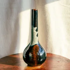 【全てを引き立てる名脇役】𖣔 信楽焼・花瓶・一輪挿し・フラワーベース 𖣔 ブラック・徳利・小型【美品 1点物 デスク テーブル 卓上 黒 フラワースタンド 花器 壺 花入 生け花 古道具 インテリア 植物 園芸 アンティーク 昭和 レトロ 雑貨 置物】