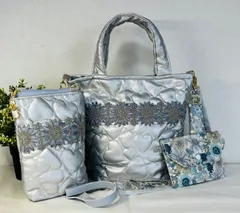 【裁縫ストア・ボヌール】大人かわいい　インド刺繍リボン花柄　合皮ハート柄キルトシルバー　縦長ポーチ/サコッシュ　ショルダーバッグ　クッションチャーム　ハンドメイド　ショルダーストラップ付き　ゴージャス / №500-555