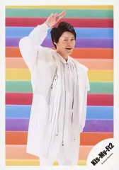 【中古】生写真(ジャニーズ) Kis-My-Ft2/横尾渉/膝上・衣装白・右手上げ・口開け・右目ウィンク・背景レインボー/シングル「君、僕。」MV＆ジャケ写オフショット/公式生写真 