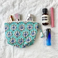 キルト ミニポーチ ブロックプリント 花柄 水色 小さめ 化粧品ナチュラル カントリー 総柄 北欧　かわいい プレゼント お礼　18cm×11cm