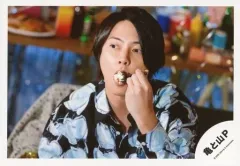 【中古】生写真(ジャニーズ) 亀と山P/山下智久/横型・バストアップ・衣装青.黒・左手スプーン・目線左/「KAME ＆ YAMA-P Dome Tour 2020 SI」グッズオフショット/公式生写真