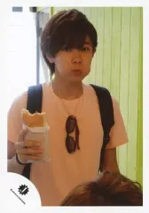 【中古】生写真(ジャニーズ) Mr.King vs Mr.Prince/神宮寺勇太/上半身・衣装ピンク・右手パン・口に食べ物・背景黄緑/キンプリハワイ第二弾/公式生写真