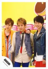 【中古】生写真(ジャニーズ) 嵐/二宮和也・櫻井翔・松本潤/膝上・目線左・肩組み・背景ポップコーン/公式生写真