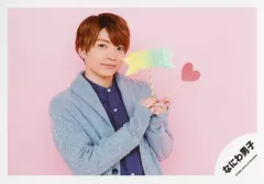 【中古】生写真(ジャニーズ) なにわ男子/西畑大吾/横型・上半身・衣装グレー・紫・両手フォトプロップス・右向き・背景ピンク/Greeting Photo ～ニューイヤーVer.～/公式生写真