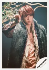 【中古】生写真(ジャニーズ) Hey! Say! JUMP/八乙女光/上半身・衣装黒・ピンクベージュ・右手上げ・右向き・植物・背景黒/「Hey! Say! JUMP LIVE TOUR 2019-2020 PARADE」グッズオフショット/公式生写真