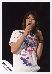 【中古】生写真(ジャニーズ) 関ジャニ∞/大倉忠義/ライブフォト・上半身・白シャツ・右手マイク・左手髪・背景黒/公式生写真