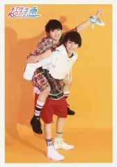 【中古】生写真(男性) 超特急/ユーキ(村田祐基)・タカシ(松尾太陽)/全身・衣装赤・白・タカシおんぶ・ユーキ左手上げ・体右向き・背景黄/「超特急 POP UP STORE」GOLDEN EPOCH SPECIAL 生写真 タクヤ PRUDUCE Ver.(渋