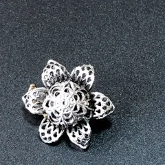 ビンテージ　ブローチ　モダンデザイン！　レース　花　銀クラシカル　ヴィンテージ　バッジ　ピンバッチ　レトロ　　( AKS167 )