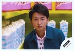 【中古】生写真(ジャニーズ) 嵐/大野智/横型・バストアップ・衣装緑・後ろにポップコーン・「ARASHI LIVE TOUR Popcorn」/公式生写真