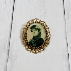 Marianne Batlle ビーズブローチ ジェーン・バーキン Marianne Batlle ビーズブローチ ジェーン・バーキン - メルカリ