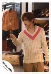【中古】生写真(ジャニーズ) Hey! Say! JUMP/山田涼介/膝上・ベージュ・ピンク・セーター・右手靴・顔左向き・背景服/公式生写真