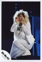 【中古】生写真(ジャニーズ) Kis-My-Ft2/北山宏光/ライブフォト・衣装白・しゃがみ・左手マイク・目線右・右手顔/公式生写真