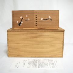 【八月の特売品】博多曲物 十八代目 柴田玉樹作 杉木地 松竹梅鶴亀蒔絵  神折敷  炭斗（小） 風炉用  (中古 美品)