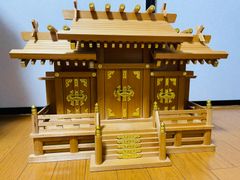 【美品】神棚 三社宮 屋根違い 大型 幅61.5cm 天然木製 宮形 伝統工芸 格式高い神具