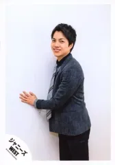 【中古】生写真(ジャニーズ) ジャニーズWEST/重岡大毅/膝上・衣装グレー・ネクタイ・左手壁・カメラ目線・背景白/17初春 パンフ＆グッズ撮影/公式生写真