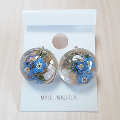 ハンドメイドアクセサリー 水色のノハラムラサキとかすみ草ピアス 金属ピアス