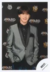 【中古】生写真(STARTO) WEST./藤井流星/膝上/「WEST. 10th Anniversary LIVE TOUR AWARD」グッズオフショット/公式生写真