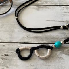 グラスホルダー　首掛けめがねホルダー　ネックレス　メガネモチーフ　白×黒　ハンドメイド