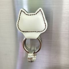 本革 レザーキーホルダー マグネット入り 白 猫  ３連金具付き ストラップ ハンドメイド/工房エールヨコハマ