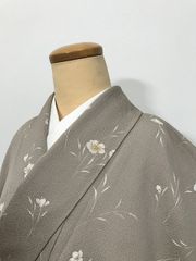 【中古】Mサイズ 小紋 正絹 薄茶地に草花模様