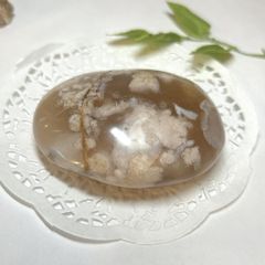 グリーン桜瑪瑙 パーム 透明タイプ 握り石 置石 - メルカリ