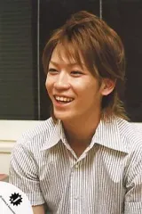 【中古】生写真(ジャニーズ) KAT-TUN/亀梨和也/バストアッフ・衣装白・ストライプ柄シャツ・笑顔・体左向き/公式生写真