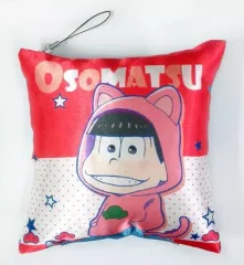 【中古】ストラップ(キャラクター) おそ松＆カラ松 でかクッションストラップ 「おそ松さん in ナンジャタウン サテライト」 ミニアトラクション 井矢見神社おみくじルーレット シェ～!大吉が当たってしまったでザンス賞(大吉)