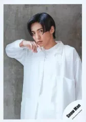 【中古】生写真(ジャニーズ) Snow Man/目黒蓮/上半身・衣装白・右手頬・左手下・体左向き・目線右/Johnnys’ ISLAND STORE グッズオフショット’20夏/公式生写真