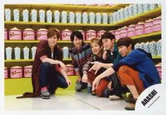 【中古】生写真(ジャニーズ) 嵐/集合(5人)/横型・全身・しゃがみ・後ろにポップコーン/公式生写真