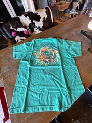 【M】SUN SURF「MACINTOSH UKULELE」ウクレレ柄バックプリントＴシャツ SS79350 S/S T-SHIRT （サンサーフ）MADE IN U.S.A.米国製