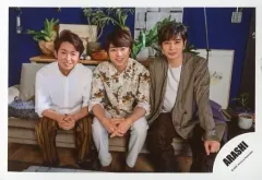 【中古】生写真(ジャニーズ) 嵐/大野智・櫻井翔・松本潤/横型・座り/「This is 嵐 LIVE 2020.12.31」グッズオフショット/公式生写真