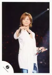 【中古】生写真(ジャニーズ) Kis-My-Ft2/北山宏光/ライブフォト・膝上・衣装白・左手マイク・右手上げ・右向き・目線左/公式生写真