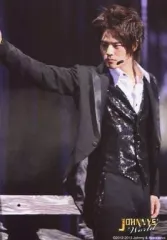 【中古】生写真(ジャニーズ) Hey! Say! JUMP/岡本圭人/ライブフォト・膝上・衣装黒・右手上げ・目線左・枠無し/JOHNNYS’ World