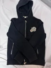 【新品未使用タグ付き】MONCLER クロップド ショート丈パーカー　L　白色 関税負担なしMONCLERレディースパッド入りジップアップパーカー