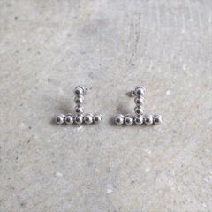 Ouca（ウーサ）ピアス／ヴィンテージテイストを纏うピアス/小粒シルバー変形