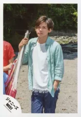 【中古】生写真(ジャニーズ) ジャニーズWEST/小瀧望/膝上・シャツ水色・インナー白・右手ポール・ハンモック・左手ポケット・砂浜・背景野外/『人生は素晴らしい』PV＆ジャケ写撮影/公式生写真