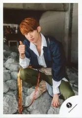 【中古】生写真(ジャニーズ) 関西ジャニーズJr./向井康二/全身(見切れ)・しゃがみ・衣装白紺緑・右手親指立てる・左手下/17夏 関西ジュニア 「少年たち 南の島に雪は降る」パンフレット＆グッズ撮影オフショット/公式生写真