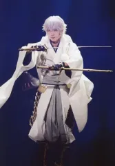 【中古】生写真(男性) 染谷俊之(鶴丸国永)/ライブフォト・膝上・両手体の前・キャラクターショット/舞台「『刀剣乱舞』維伝 朧の志士たち」舞台写真ブロマイド