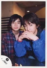 【中古】生写真(ジャニーズ) 嵐/松本潤・相葉雅紀/上半身・衣装青赤チェック・両肘付き・両手重ね・座り・背景室内・白/公式生写真