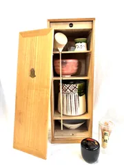 a861 茶道具 短冊箱 旅箱 旅箪笥 桐 付属品9点付 専用紙箱 新品未使用 茶道具 短冊箱 桐木地○写真は使用例です。商品名以外のもの