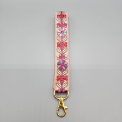 [088]インド刺繍リボンのスマホ用ハンドストラップ（ピンク系、金具：ゴールド系）、ハンドメイド